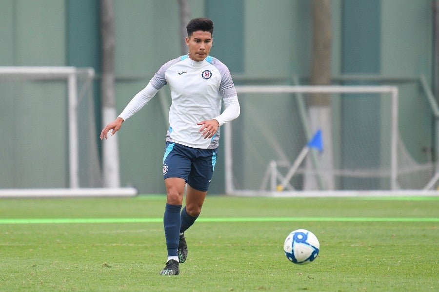 Pol Fernández durante un entrenamiento con Cruz Azul