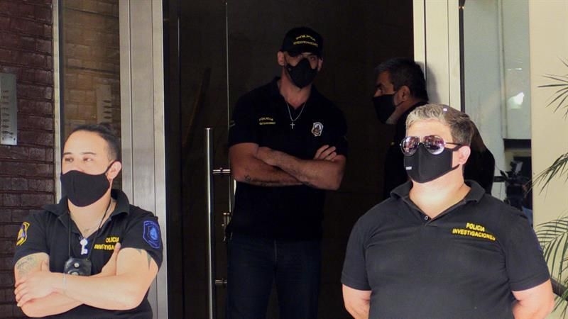 Policías llevando a cabo un operativo en el consultorio de Agustina Cosachov