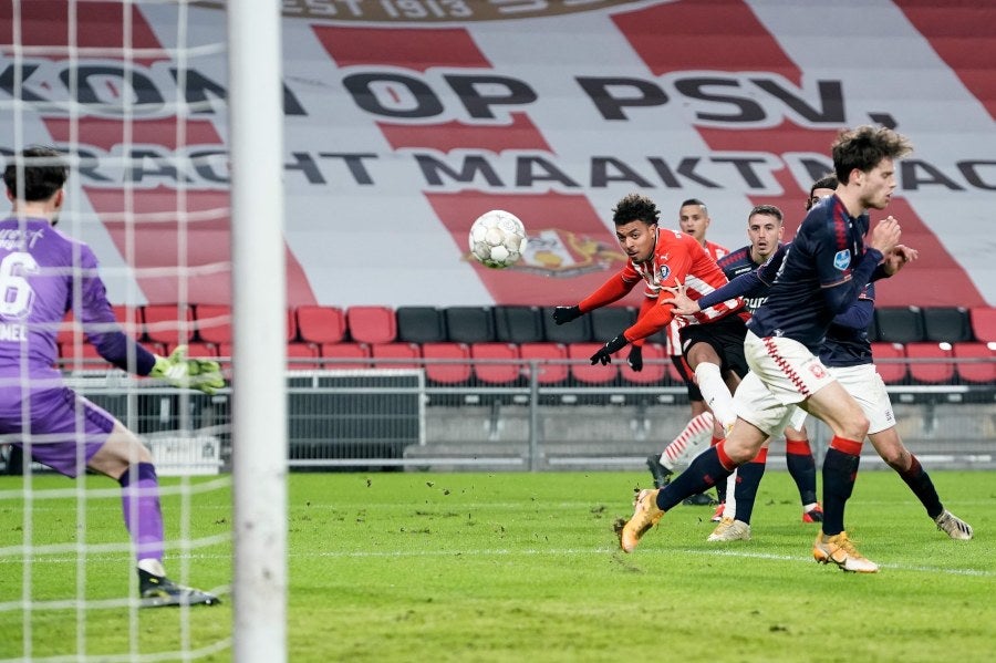 Donyell Malen disparando a puerta ante el Twente