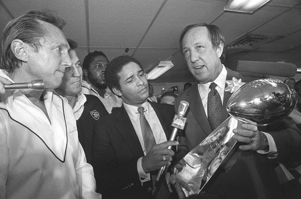 El coach a lado de Al Davis antes de recibir el Vince Lombardi