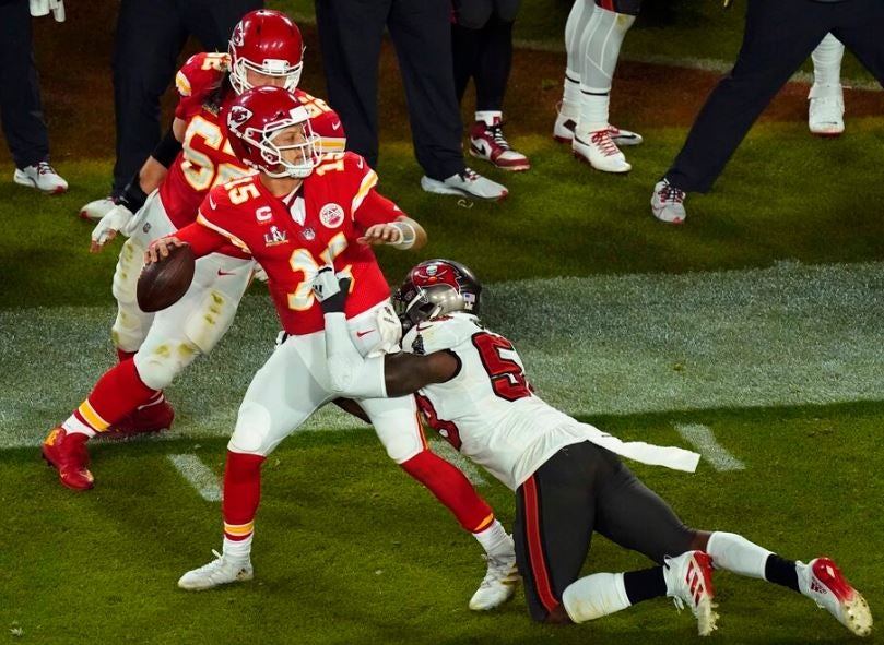 Patrick Mahomes, presionado en el Super Bowl LV 