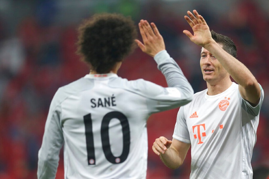 Lewandowski y Sané celebran segundo gol