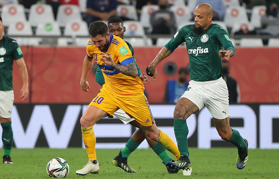 Gignac con el balón ante la marca de Felipe Melo