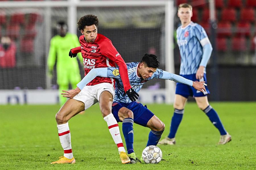 Edson Álvarez durante un partido con Ajax