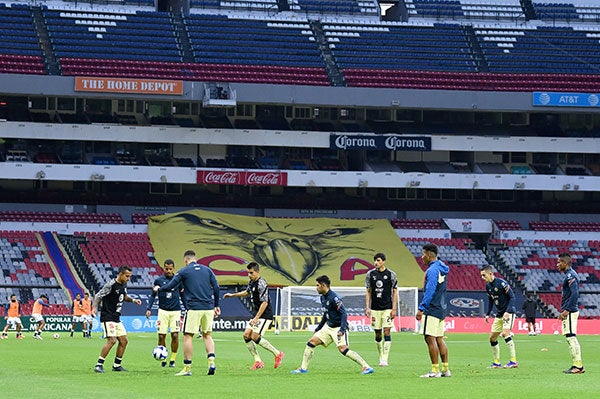 Los azulcrema durante un calentamiento en el Azteca 