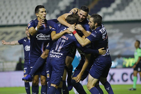 Jugadores de Chivas festejan un gol