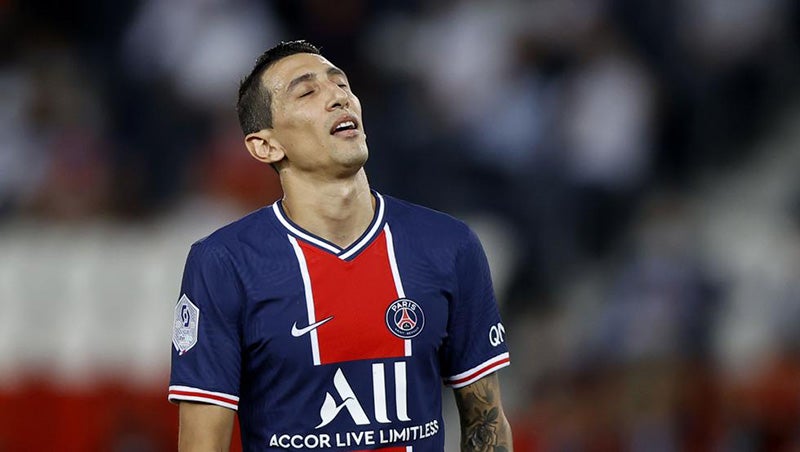 Ángel di María durante un duelo con el PSG