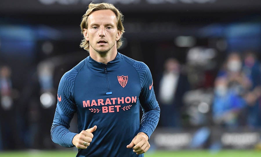 Rakitic en calentamiento con el Sevilla