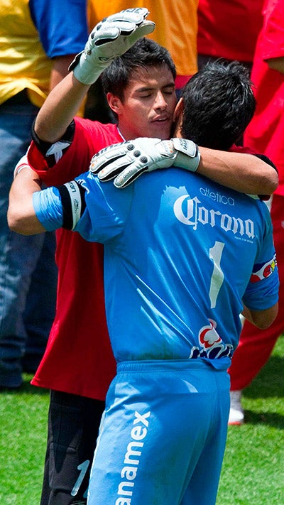 Talavera se abraza con Oswaldo en la Final del Bicentenario 2010