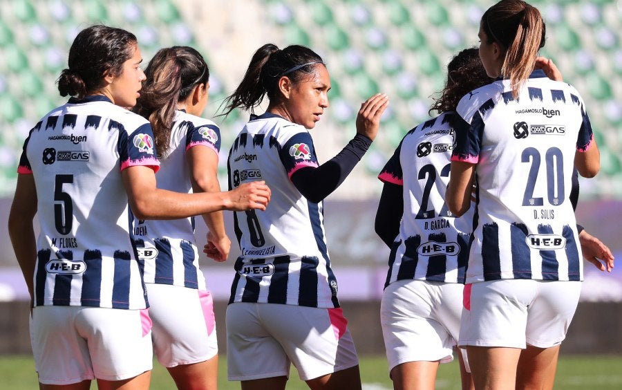 Jugadoras de Rayadas celebran gol