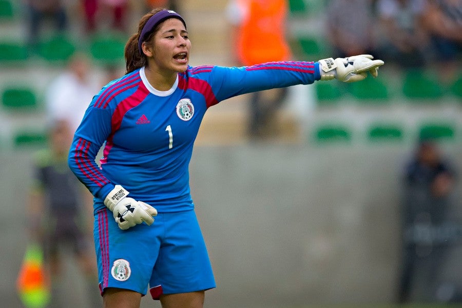 Cecilia Santiago durante un partido con el Tri Femenil