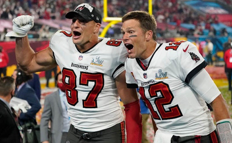 Tom Brady y Rob Gronkowski celebran la obtención del Super Bowl LV