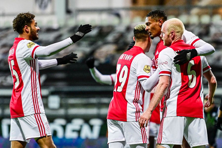 Jugadores del Ajax festejando un gol a favor