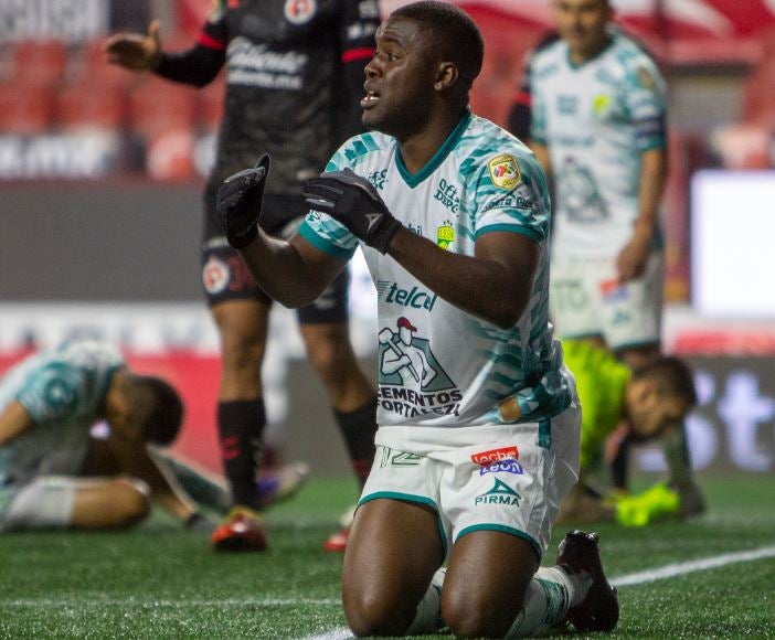 Joel Campbell se lamenta tras una falla