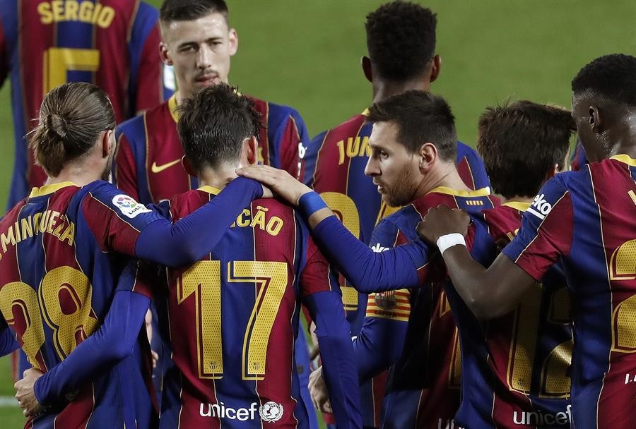 Jugadores del Barcelona celebran con Francisco Trincao un gol suyo