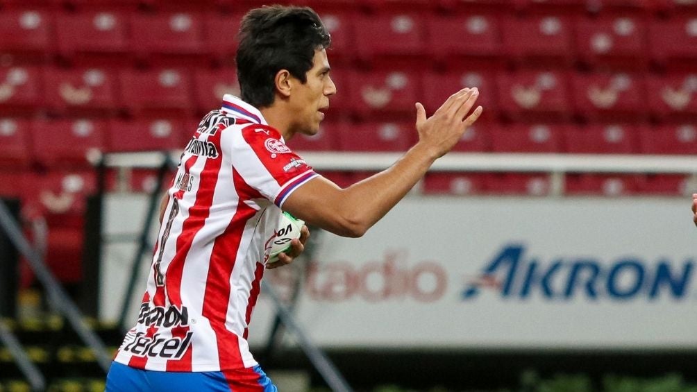 JJ Macías en un partido con Chivas 