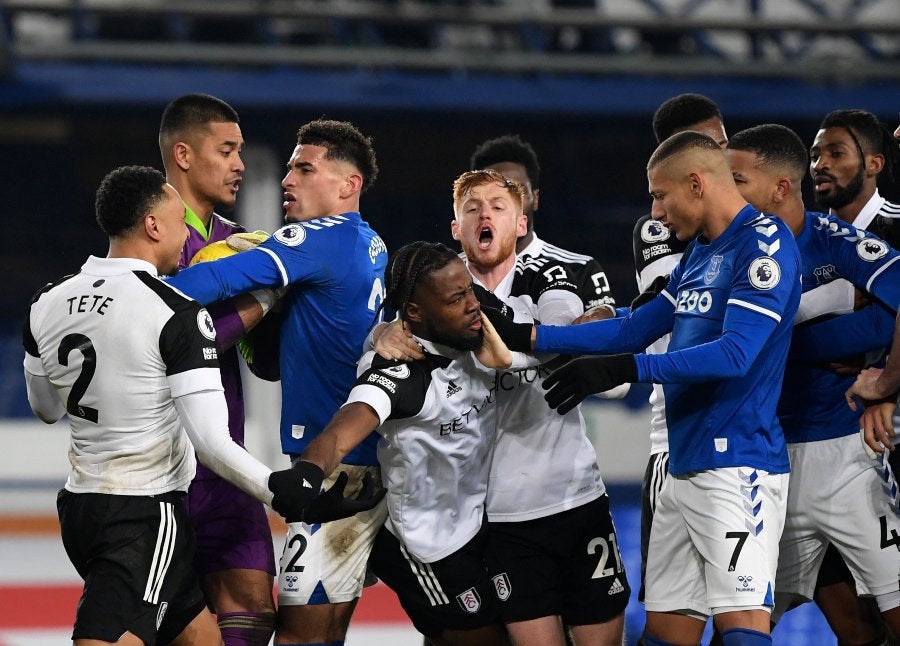 Jugadores del Everton y del Fulham peleando 