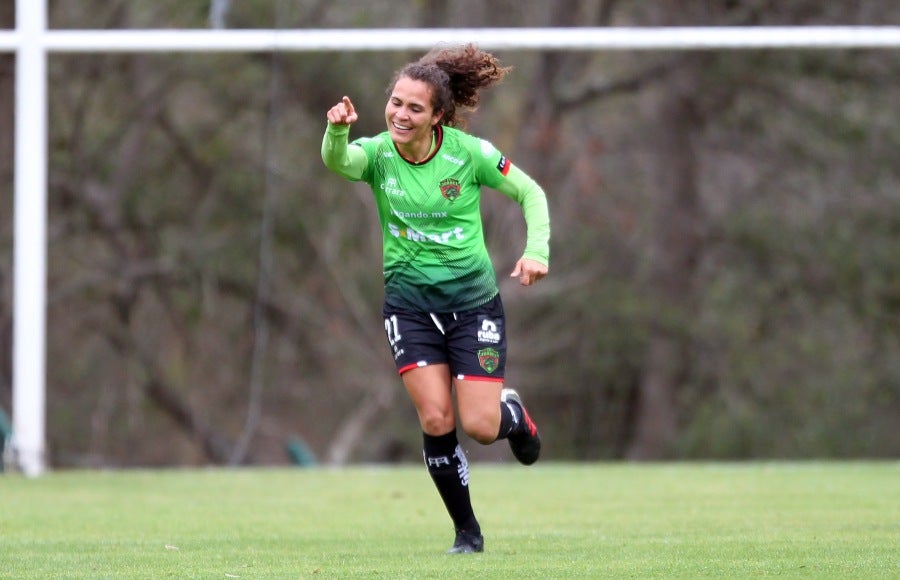 Karen Loya festejando un gol de su equipo