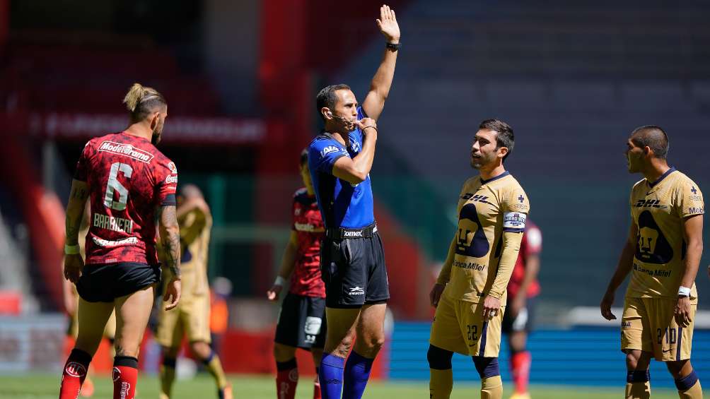 Luis Enrique Santander anulando el gol de Pumas