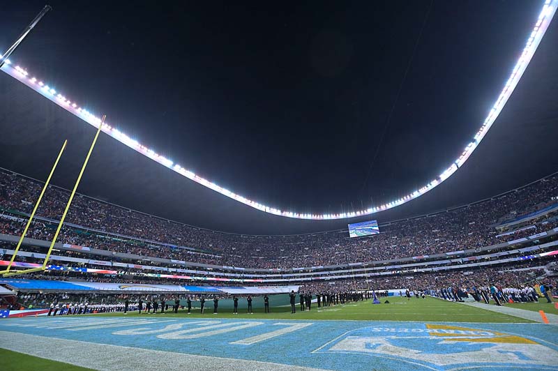 Ceremonia previa al juego de la NFL en el Azteca