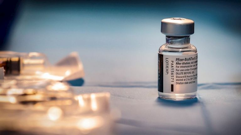 Dosis de la vacuna de Pfizer en un centro de vacunación 