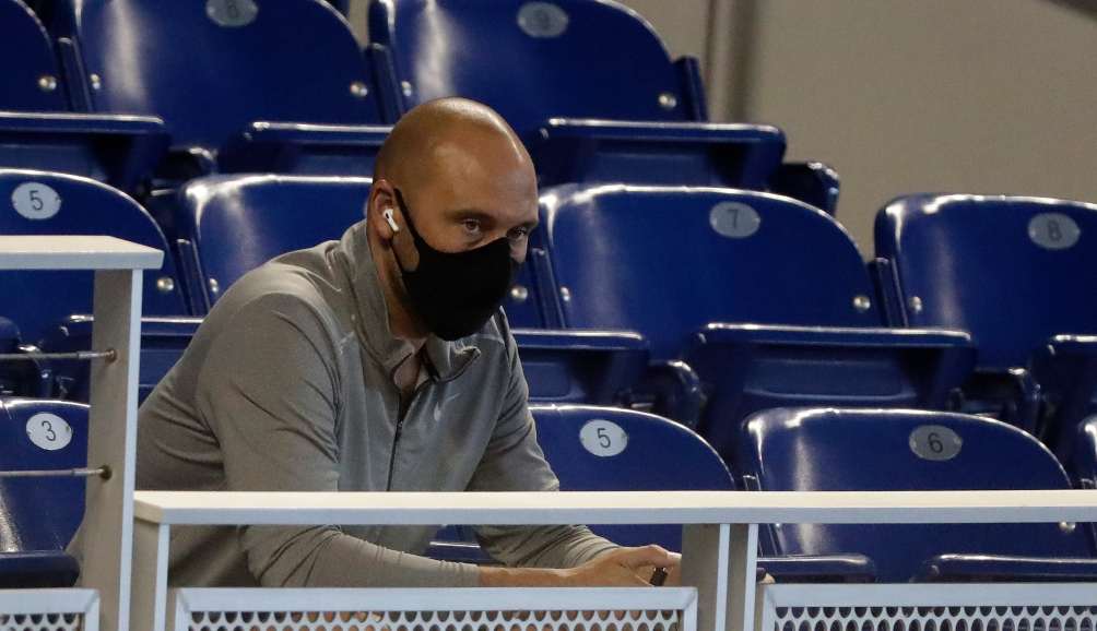 Derek Jeter, CEO de los Marlins, observando una práctica en el inmueble