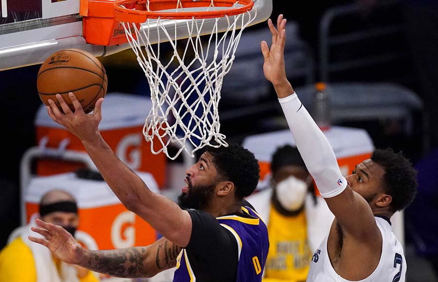 Davis ante la canasta en partido de Lakers