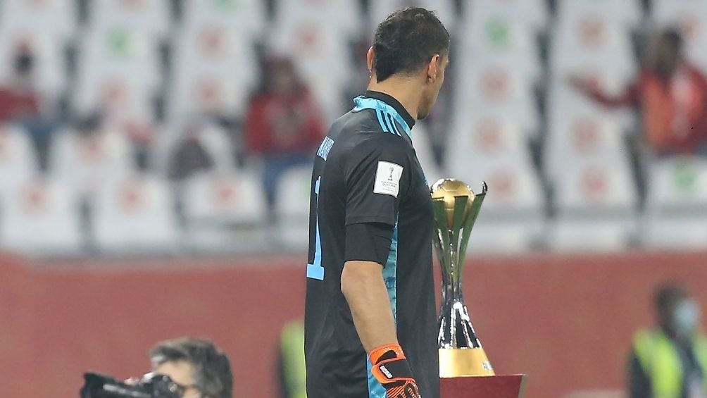 Nahuel pasa junto al trofeo 