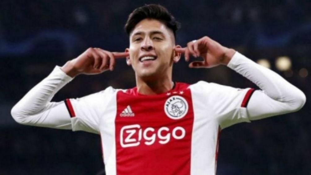 Edson Álvarez en un partido con el Ajax