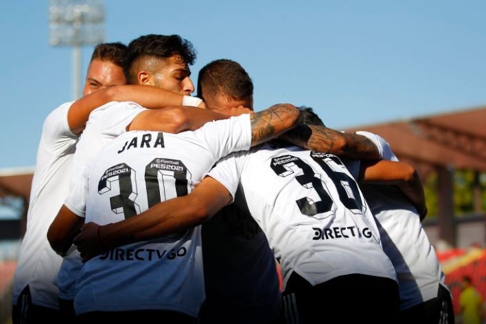 Colo Colo celebra el gol que los salva del descenso 