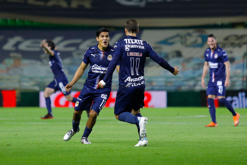 El lateral del Guadalajara durante un partido