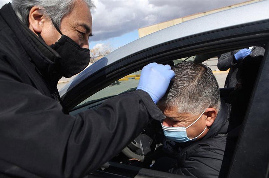 Feligreses reciben ceniza arriba de su auto en Ciudad Juárez