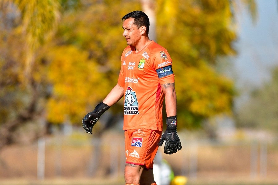 Rodolfo Cota durante un partido con León