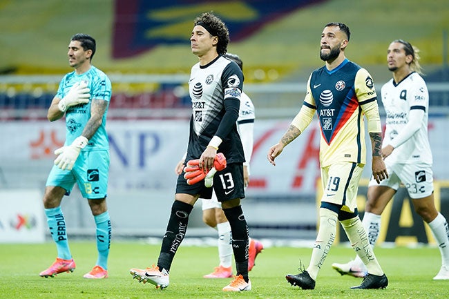 Aguilera entra al campo para el juego vs Querétaro