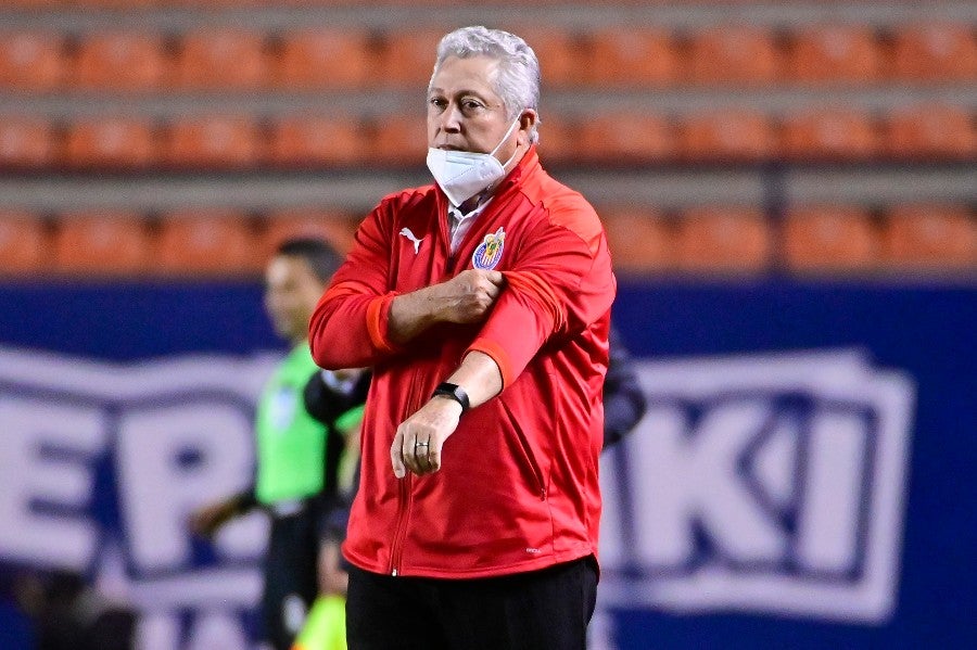 Víctor Manuel Vucetich durante un partido con Chivas