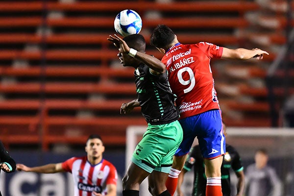 El defensa sudamericano en el partido vs San Luis