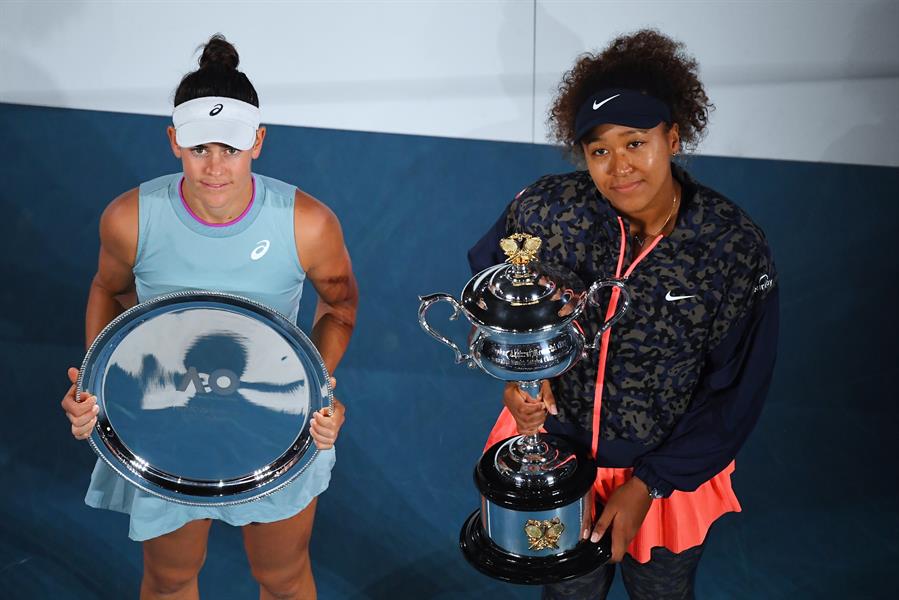 Jennifer Brady y Naomi Osaka, con sus respectivos trofeos 