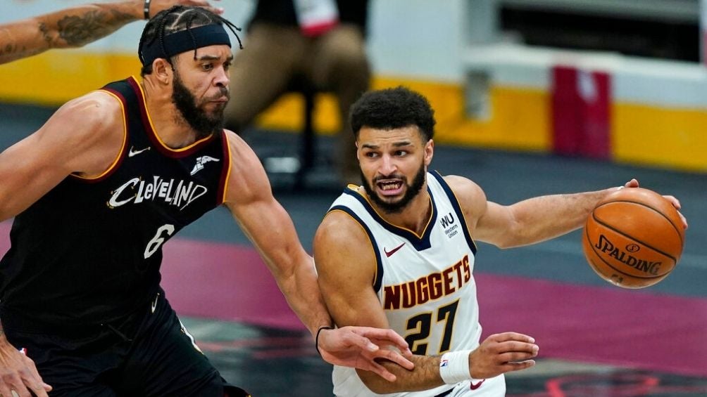 Jamal Murray avanza con el balón 