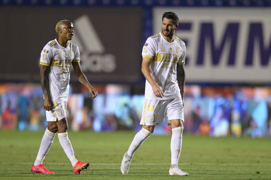 Gignac y Quiñones en el partido entre Tigres y Cruz Azul