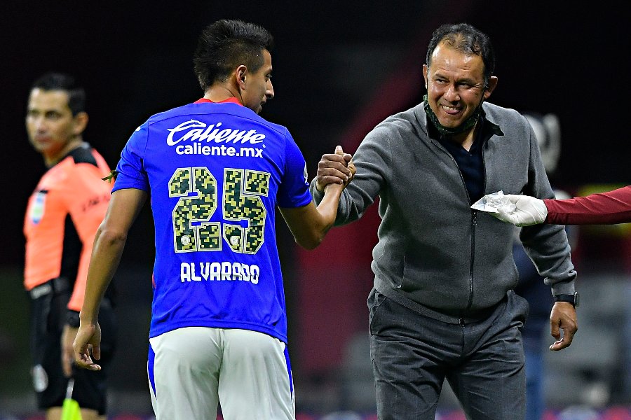 Juan Reynoso felicitando a Alvarado por su gol