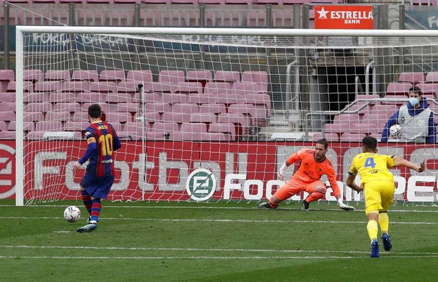 Lionel Messi anota desde los once pasos ante el Cádiz