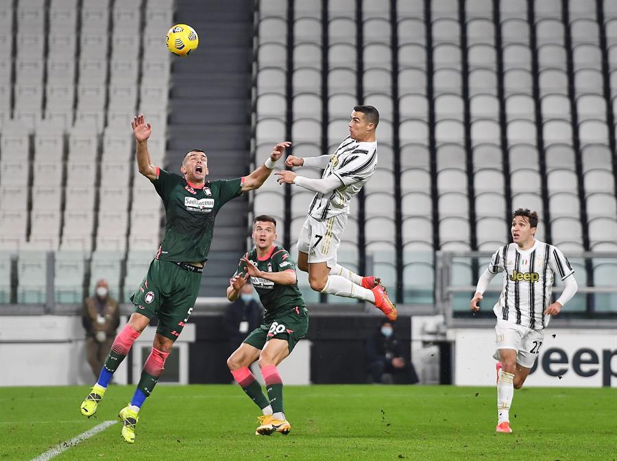 Cristiano Ronaldo en remate con la Juventus