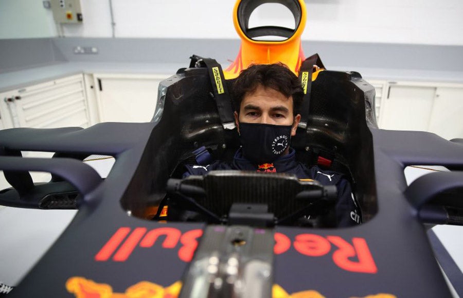 Checo Pérez en el automovil de Red Bull