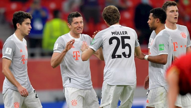 Jugadores del Bayern Munich celebran gol 