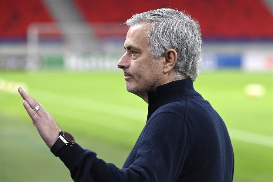 Mourinho en un partido con el Tottenham 