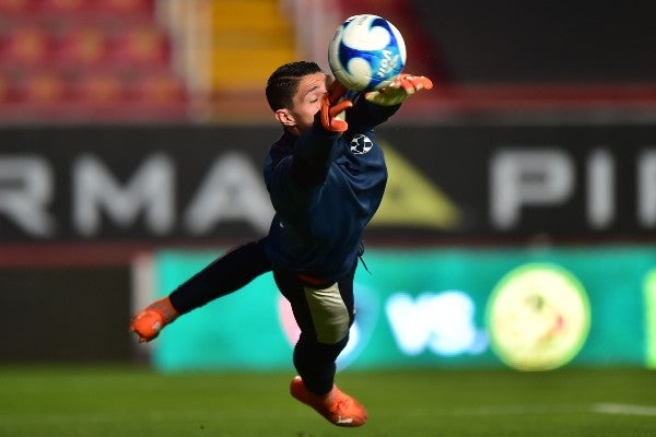 Hugo González en el calentamiento previo al partido de Necaxa contra Monterrey