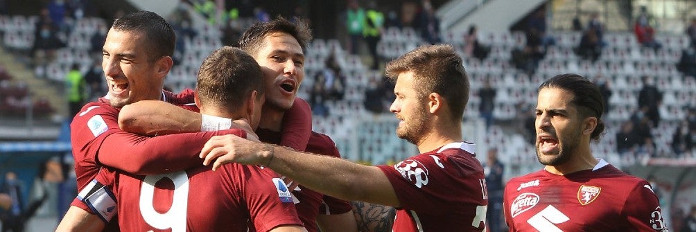 Jugadores del Club Torino celebrando en juego
