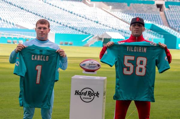 'Canelo' y Yildirim posan con jerseys de los Miami Dolphins de la NFL