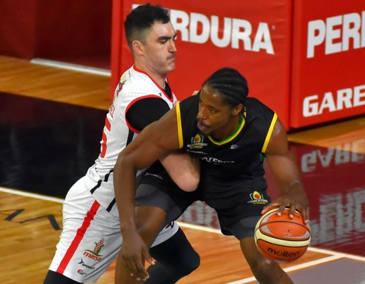 Israel Gutiérrez y Jerome Meyinsse luchan por el balón