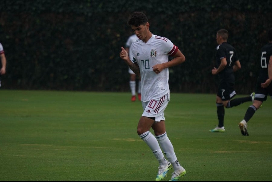 Diego Abreu durante un partido con el Tri